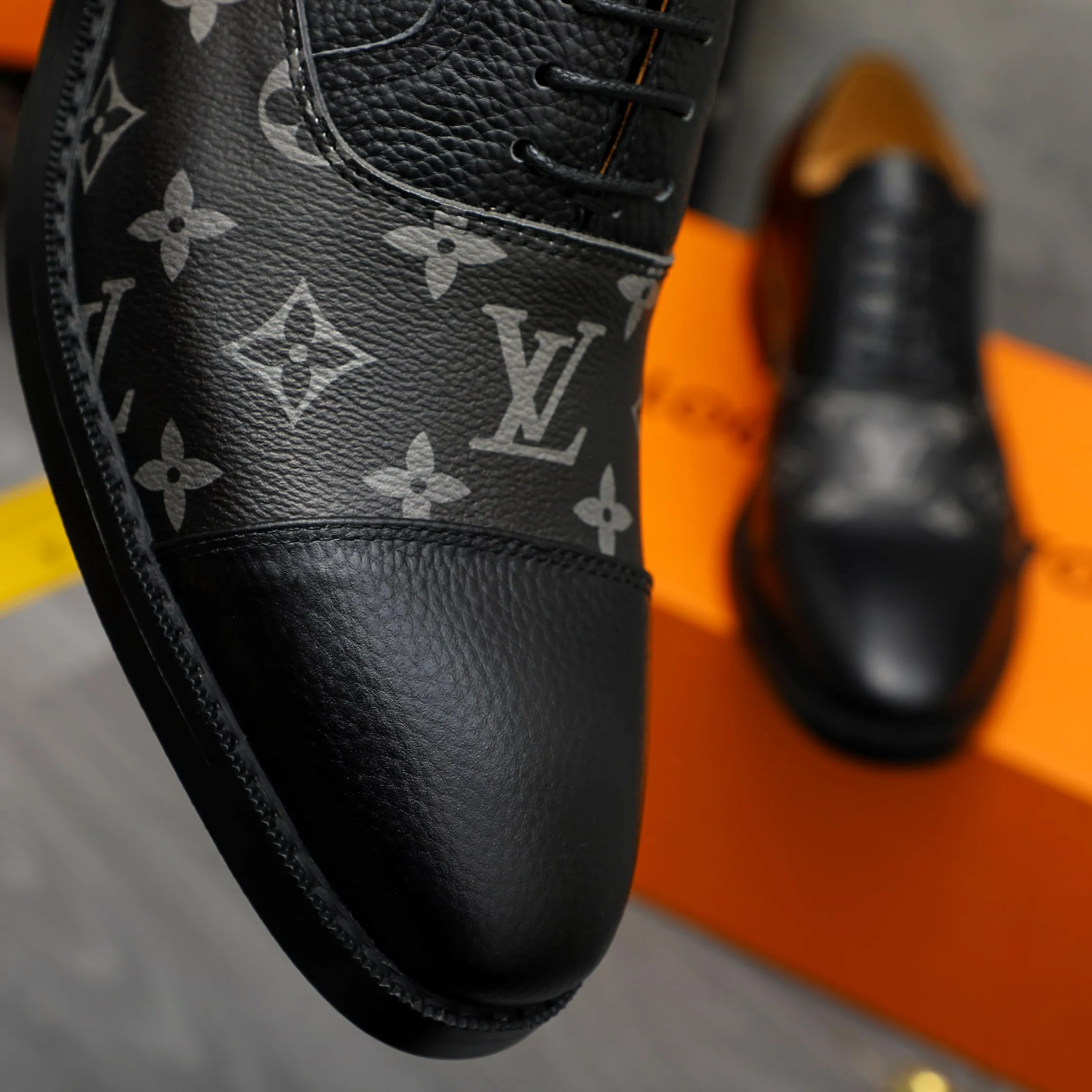 Men's shoes 💰500 Product trademark: LV "Louis Vuitton" business formal leather shoes Regular size: 39-45 (.45 customization is non-refundable) Product material: Selected pebbled cowhide stitching printed upper, cowhide lining, original rubber outsole